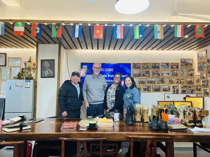 Kunder fra Norge og Danmark besøker Guangzhou Hanagal Shoes Co., Ltd for å utforske nye muligheter i bransjen